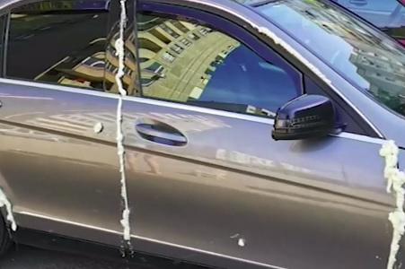 Брутално: С пяна за дограма залепиха вратите на колата на лекар от "Пирогов