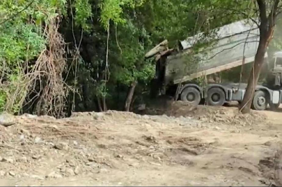 Жители на Бояна: Самосвали изхвърлят изкопна пръст и камъни в реката