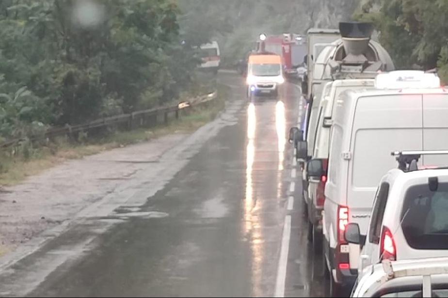 Катастрофа с пострадали на пътя София - Самоков, има пожарна и линейка