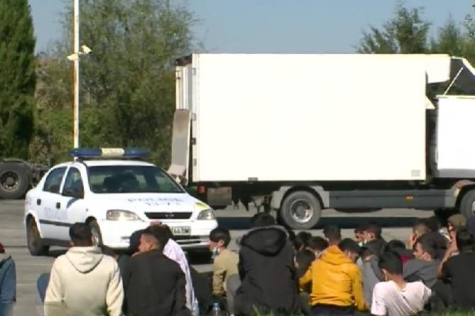 Хванаха 75 мигранти в хладилен камион на АМ „Тракия“ в посока София