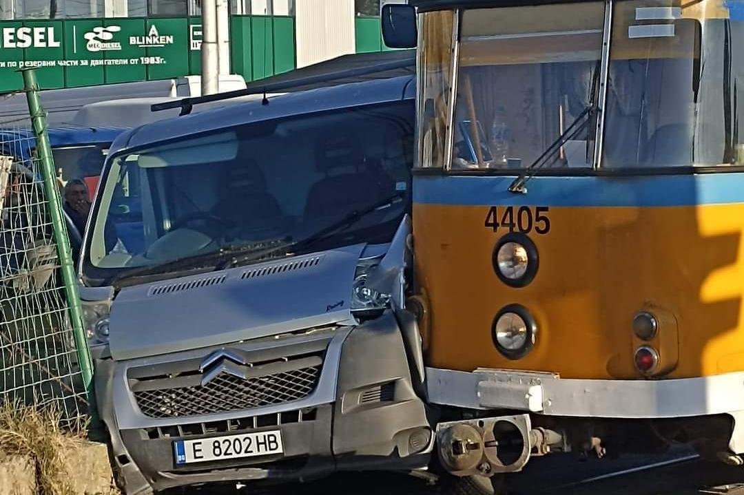 Благоевградски бус се заби в Трамвай 23