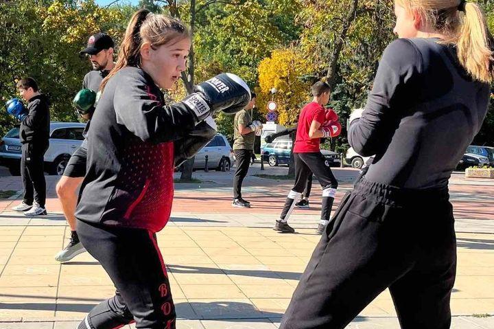 Боксьори и ученици тренираха заедно в столичния Северен парк