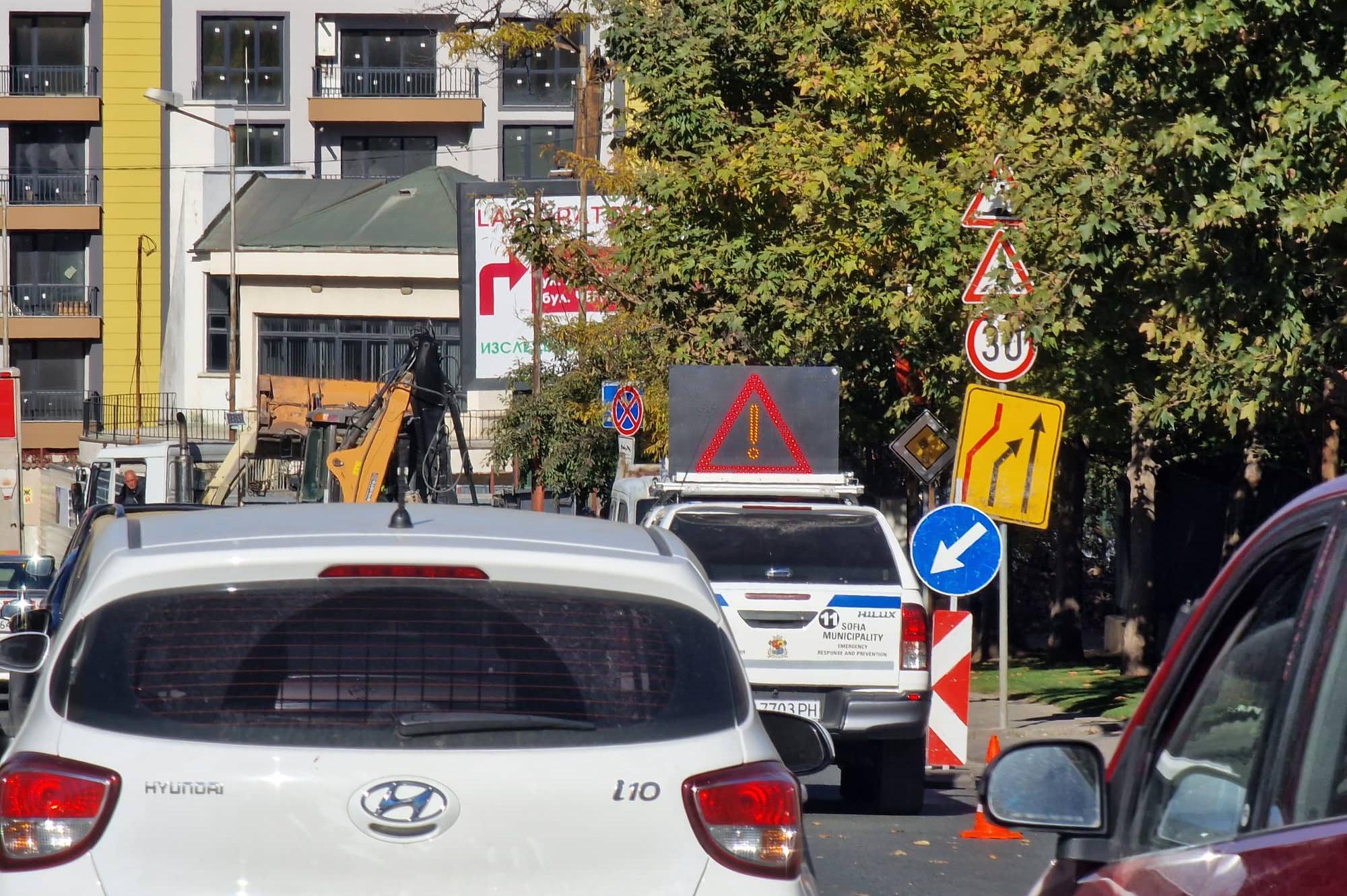 Ремонт блокира столичния бул. „Черни връх“, шофьорите се изнервиха (СНИМКИ)