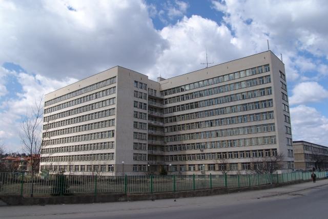 Спешно ремонтират покривите на болницата в Самоков и кметството в с. Райово