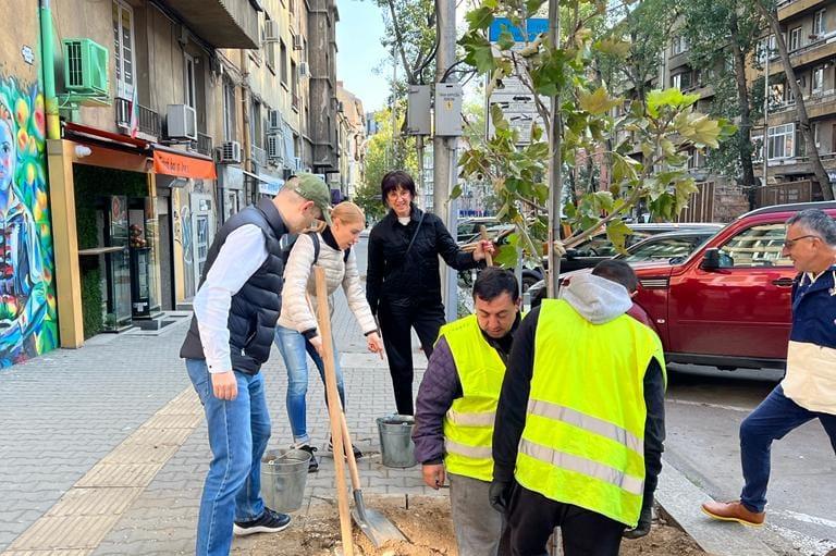 Рожденици-съветници в СОС засадиха дървета по бул. "Левски"