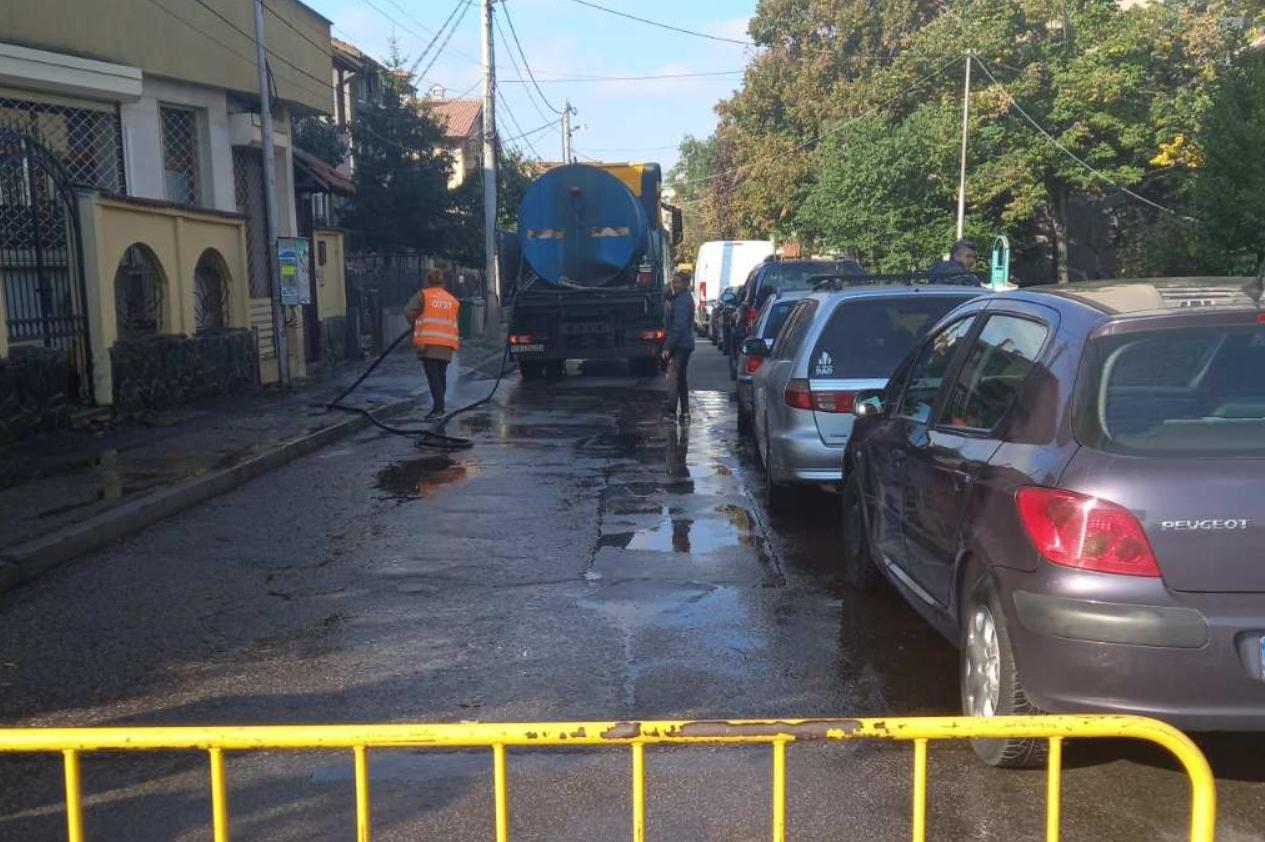 На две смени мият вътрешноквартални улици в София