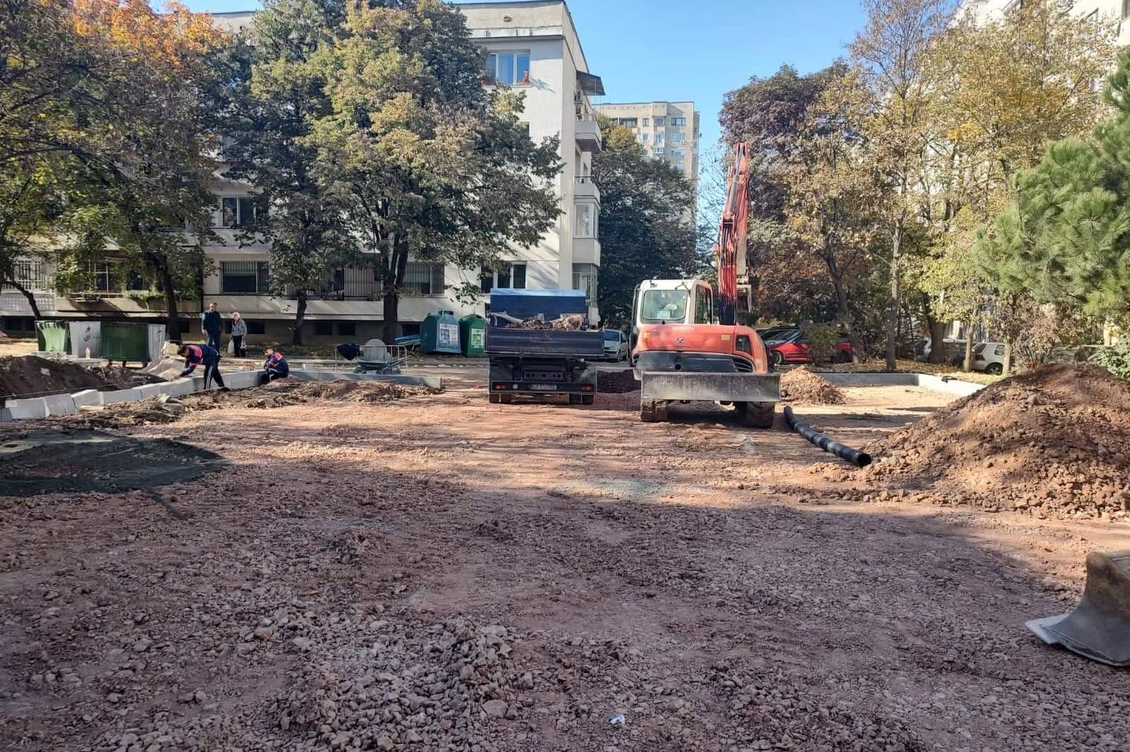 Кърпят дупки и обособяват нови паркоместа в столичния Триадица