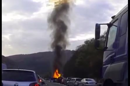 Камион се запали на "Хемус", има задръстване към София
