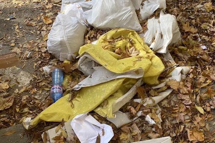 Лозенец: Собственици на жилище отрупаха с боклуци ул. Теодосий Търновски
