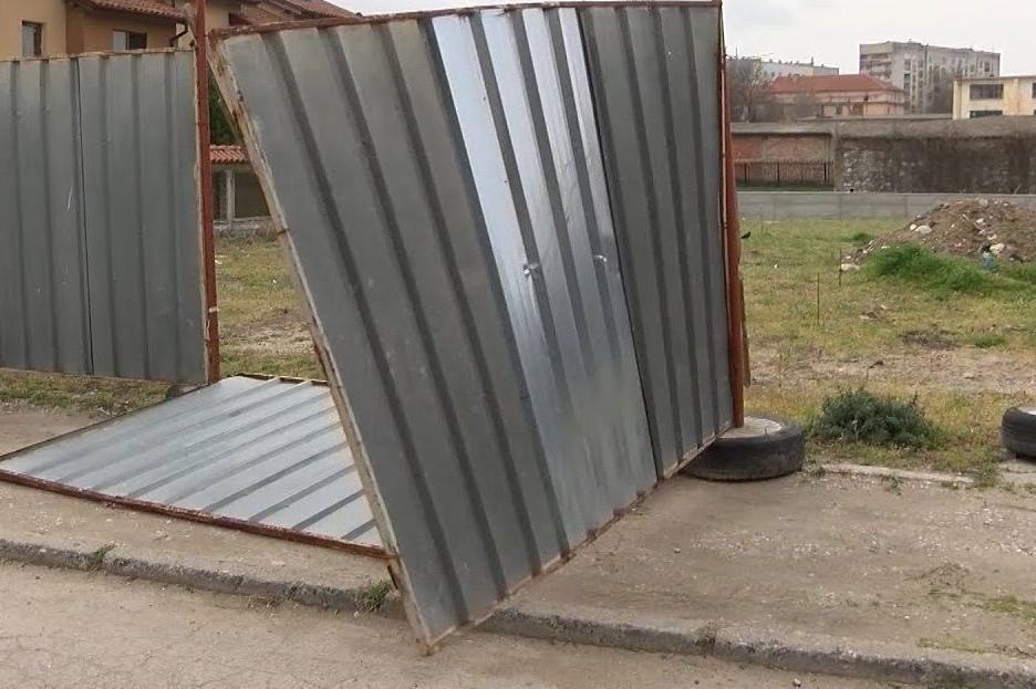 Силният вятър в София събори строителни заграждения
