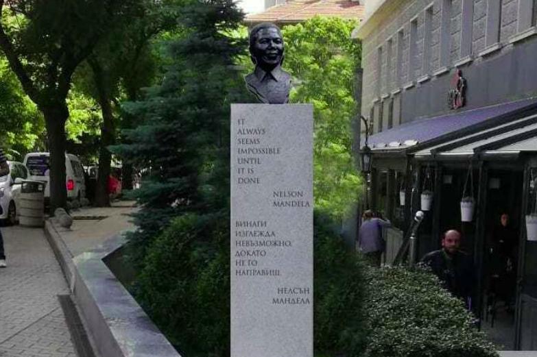 Вдигат паметник на Нелсън Мандела при Полиграфич