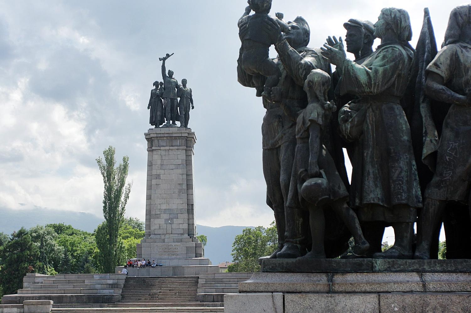 Общински съветник пак иска махането на Паметника на Съветската армия от Кня