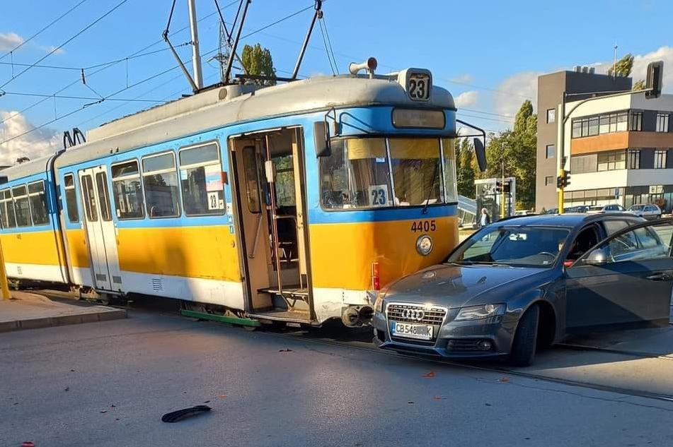 Трамвай 23 и кола катастрофираха на "Искърско шосе"