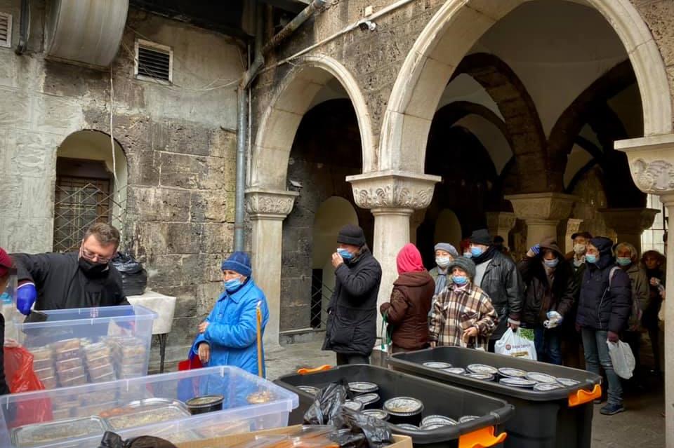 Непознат раздаде по 5 лв. на нуждаещите се пред храм „Св. Петка“ в София