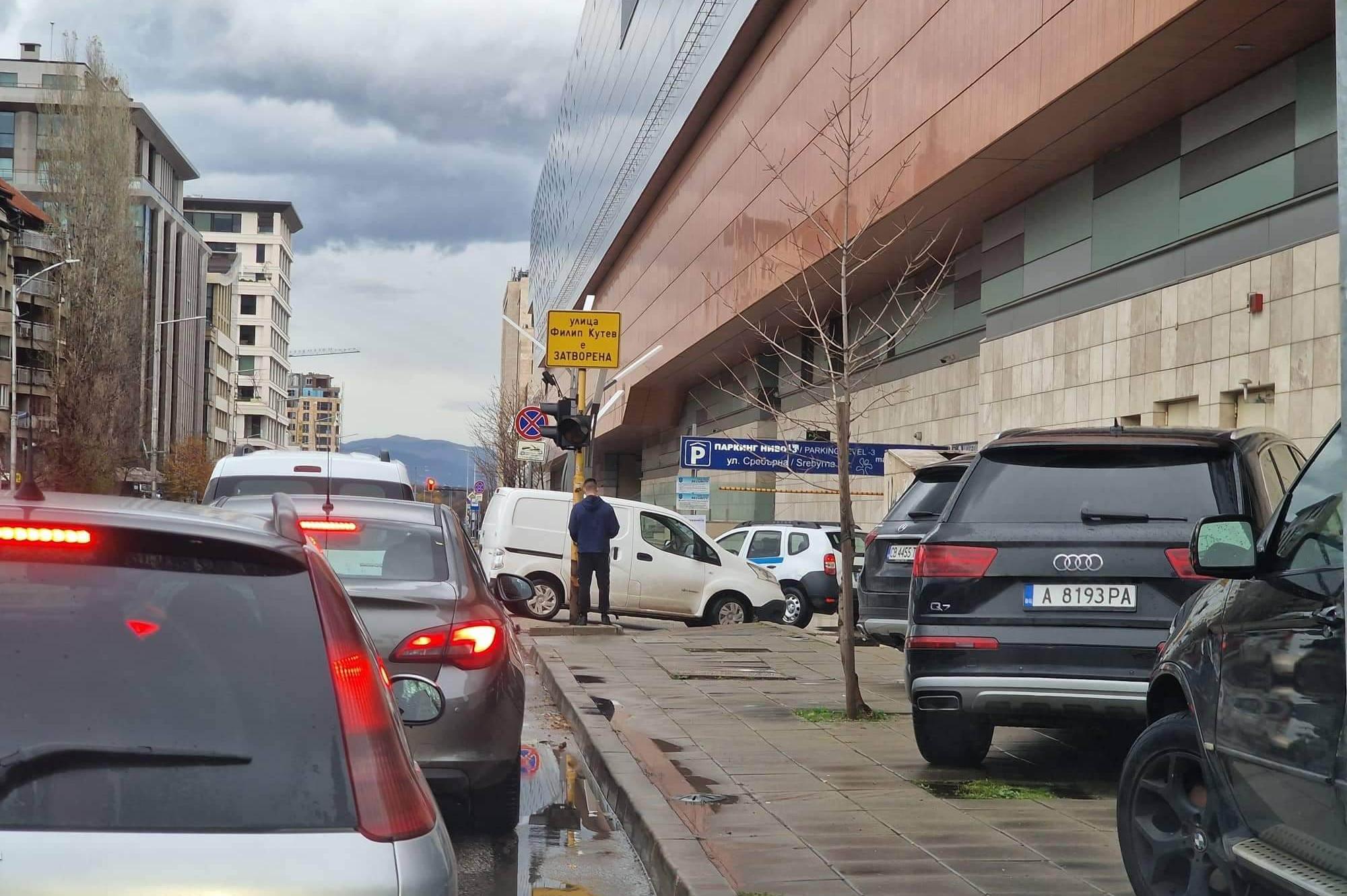 Истерията около „Черен петък“ задръсти улиците край софийските молове (СНИМ