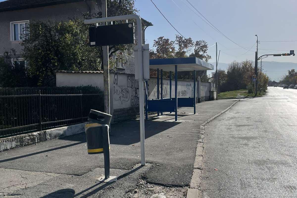 Сменят навесите на спирките в Сердика (СНИМКИ)