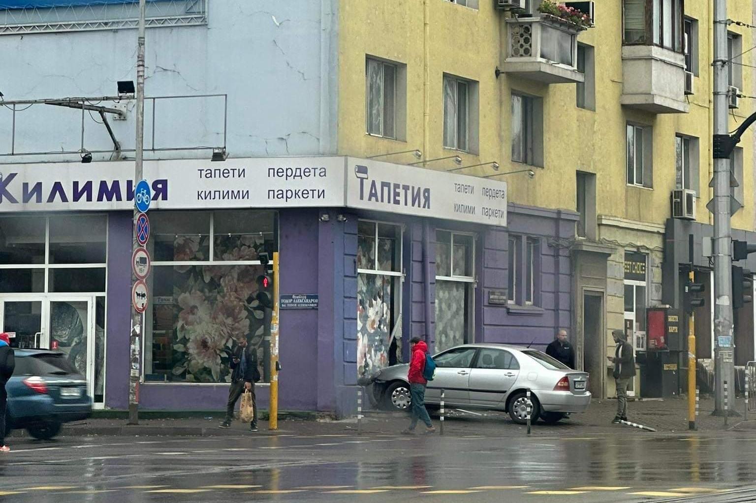 Кола се заби във витрина на бул. „К. Величков“ в София