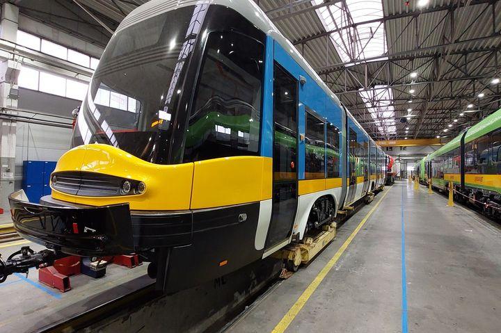 Първият от 29 нови трамваи пътува към София