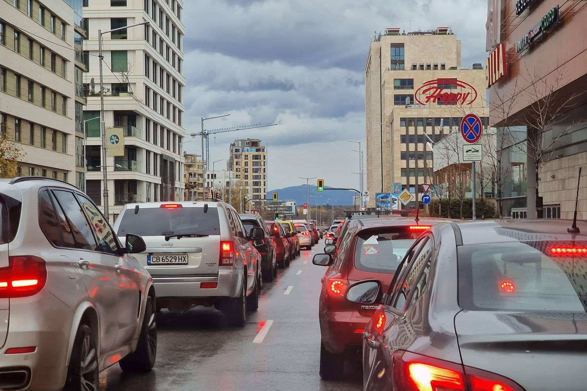 Истерията около „Черен петък“ задръсти улиците около софийските молове