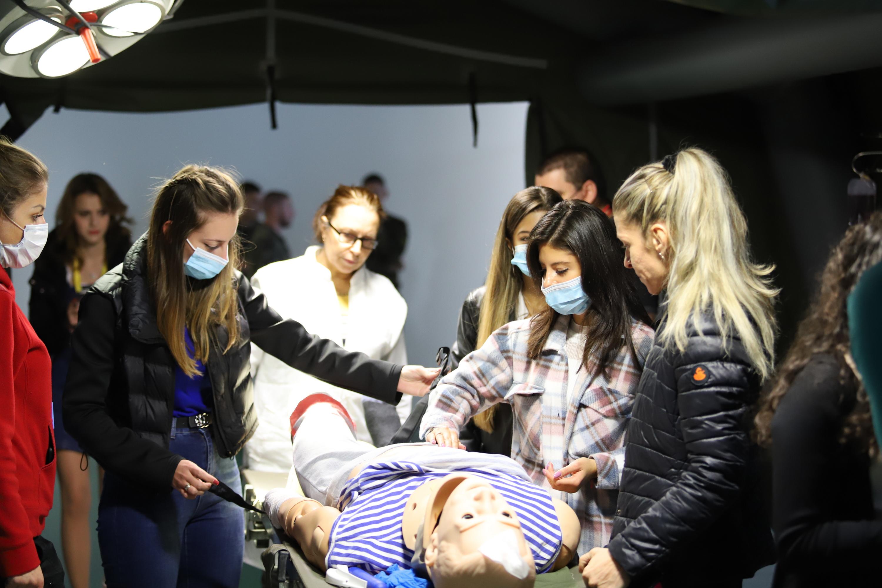 Студенти и медици от ВМА-София спасяваха „ранени“ (СНИМКИ)