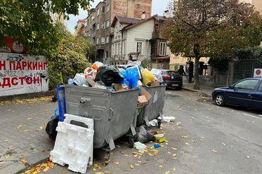 Боклук прелива на ул. Рачо Димчев в центъра на столицата