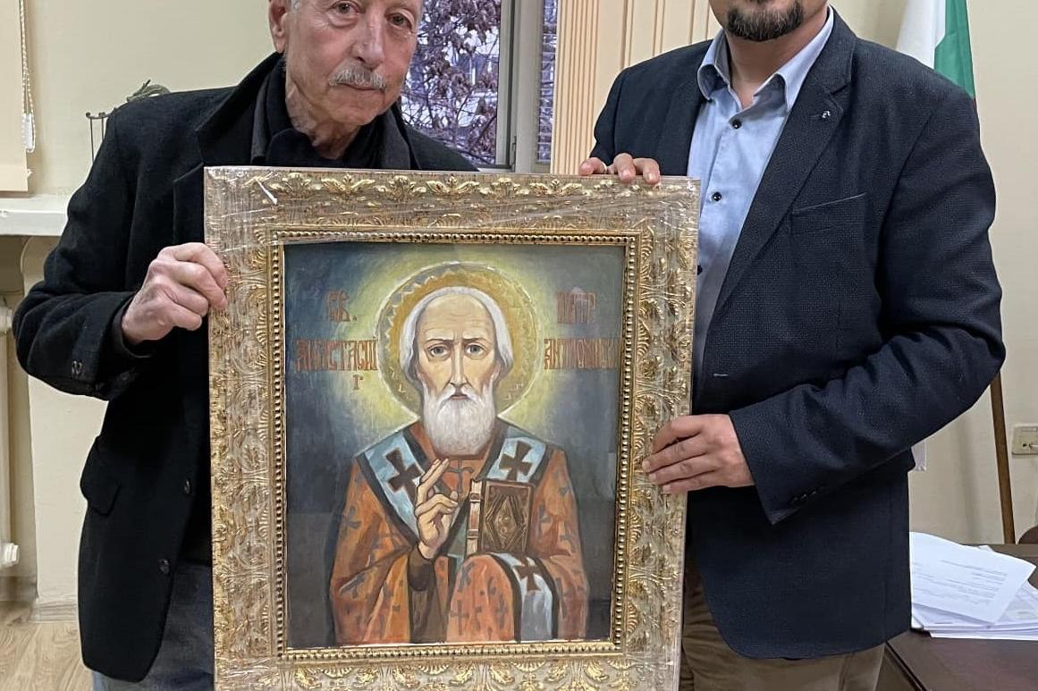 Сули Сеферов подари икона за църквата в столичния Изгрев