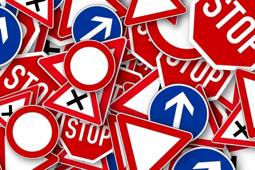 Важно за шофьорите: Въвеждат 11 нови пътни знака