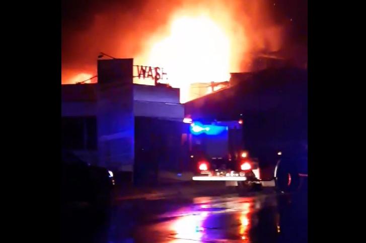 Голям пожар затвори част от бул. „Сливница“ в София
