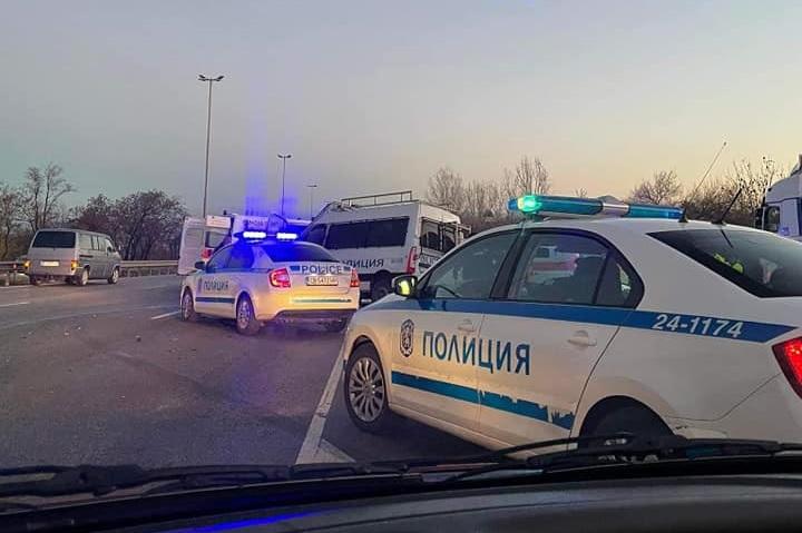 Полицейски патрул и кола с бежанци се удариха на Околовръстното в София