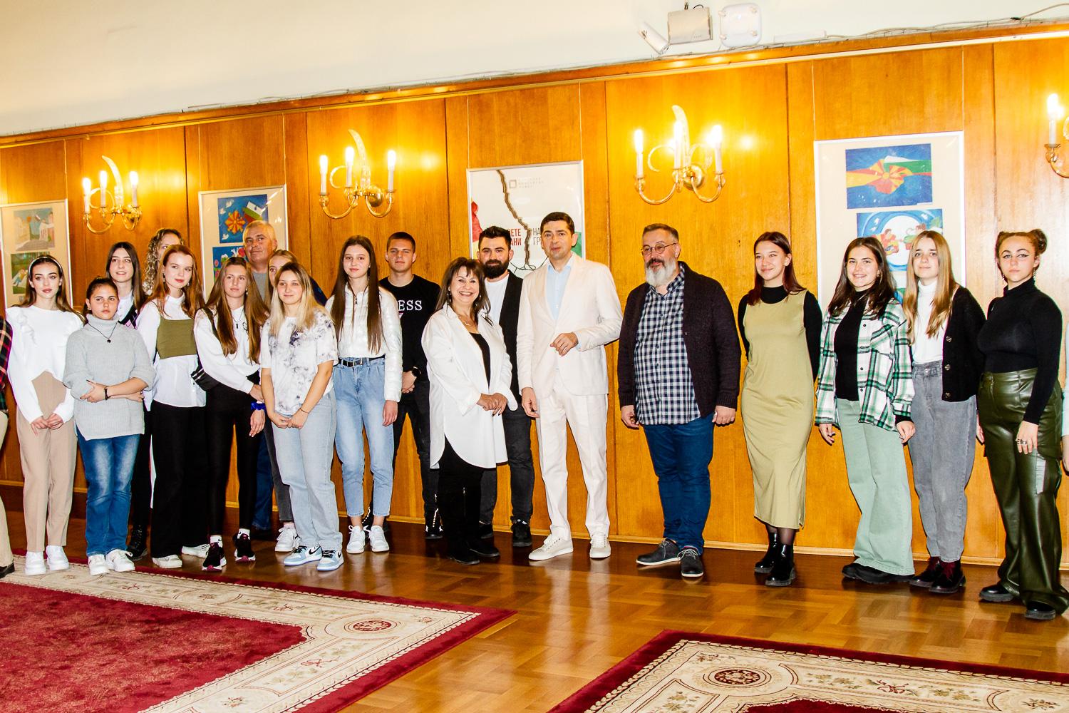 В София  младежи от България и РС Македония с изложба призоваха за единство