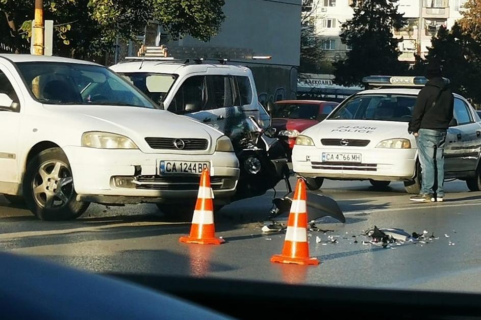 Моторист пострада при катастрофа на ул. „Бели Дунав“ в Надежда