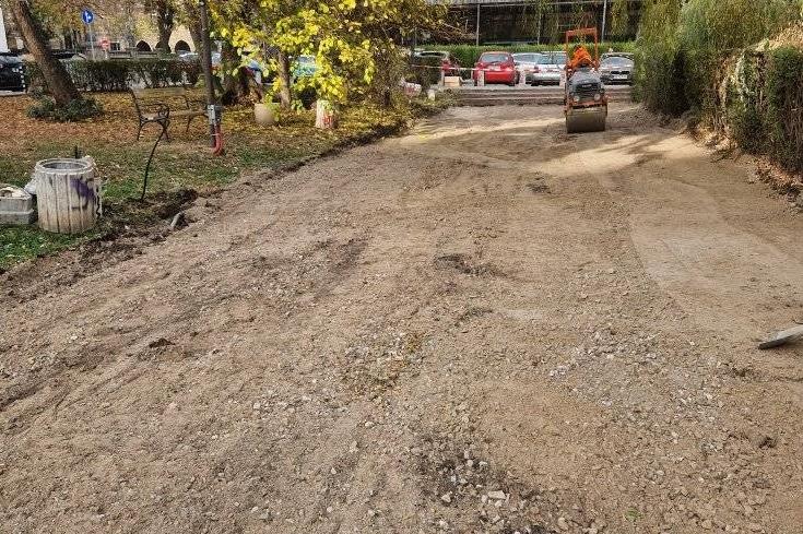 Кметът на Средец изчисти и започна ремонт на градинката пред хотел Рила