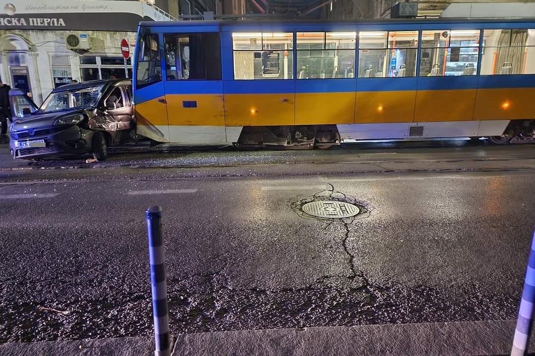 Пострадал шофьор при сблъсък с трамвая пред Съдебната палата в София