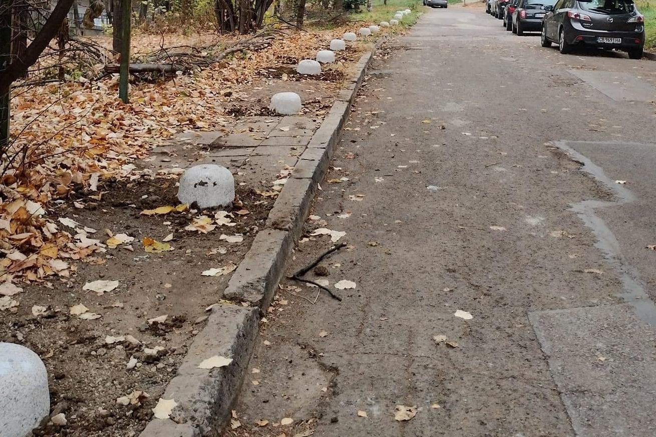 Кметът на „Изгрев“ се ядоса на антипаркинг стопери по тротоар в жк „Дианаба