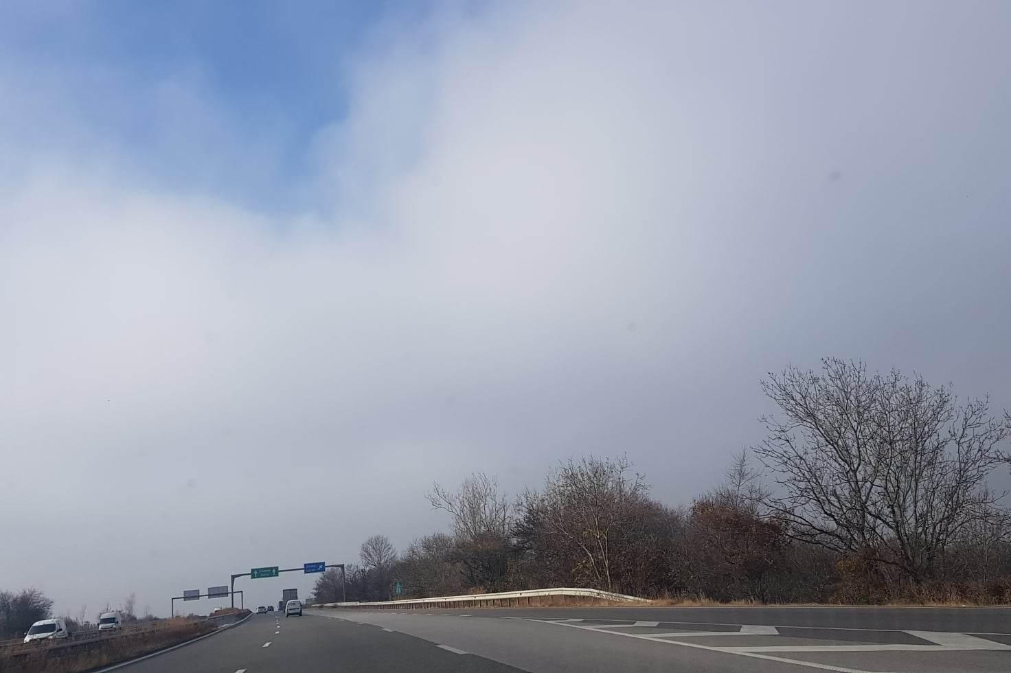 От АПИ предупреждават за мъгла, до 10 м е видимоста по Струма -западна дъга