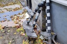 Граждани: Извадиха колчетата на тротоара на "Гладстон", ремонтът не започва