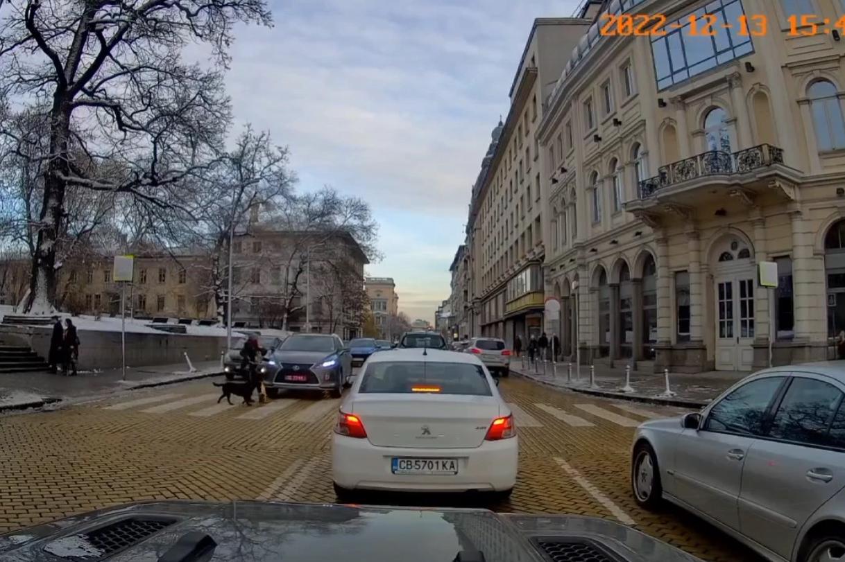 Дипломатическа кола блъсна жена с бебе в центъра на София