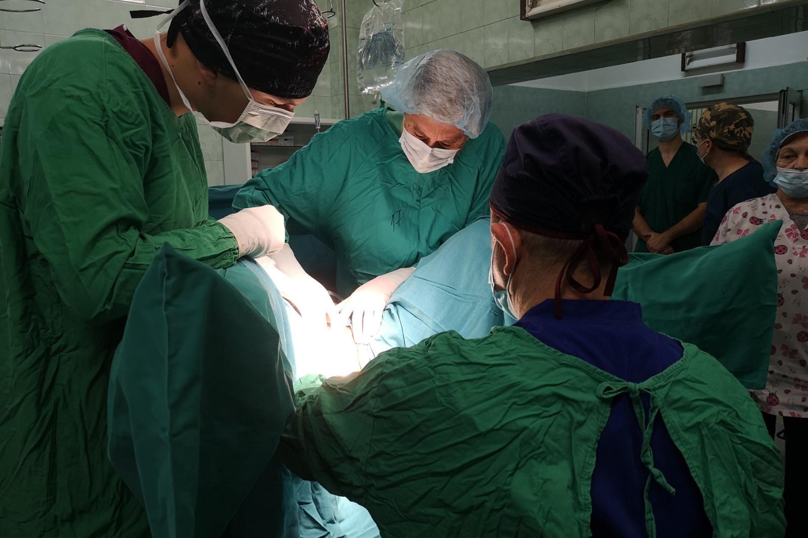 Лекарите в ИСУЛ върнаха нормалния живот на мъж с първа по рода си операция
