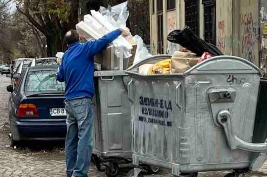 Глобиха столичанин за изхвърляне на боклуци в контейнер за битови отпадъци