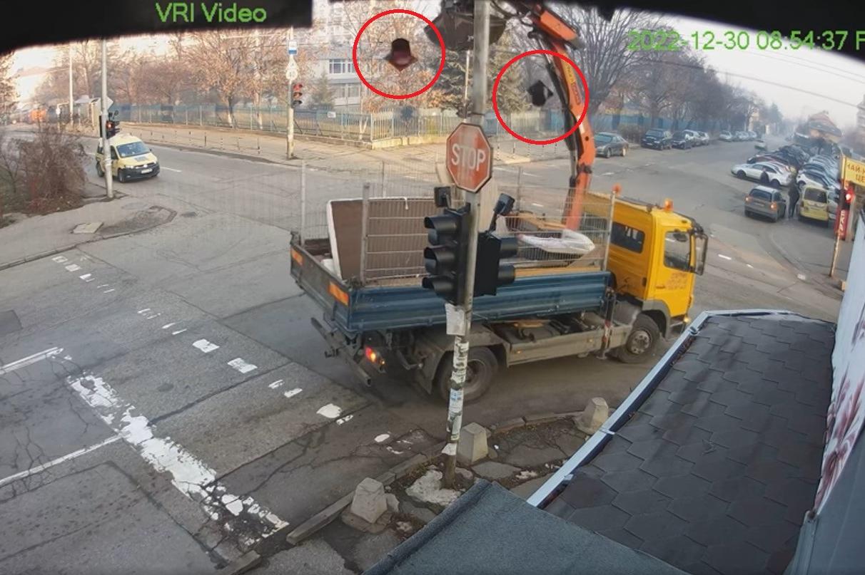 Камион разби светофар в „Люлин“ (ВИДЕО)