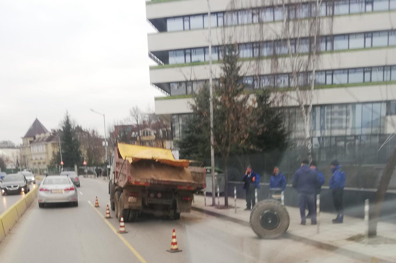 Инцидент с камион в София, изхвърча му колелото на ул. "Ат. Дуков"
