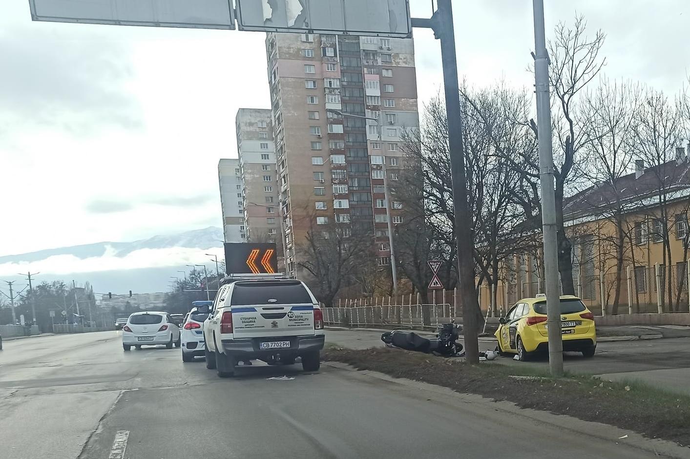 Такси и мотор катастрофираха на бул. „Рожен“ в София