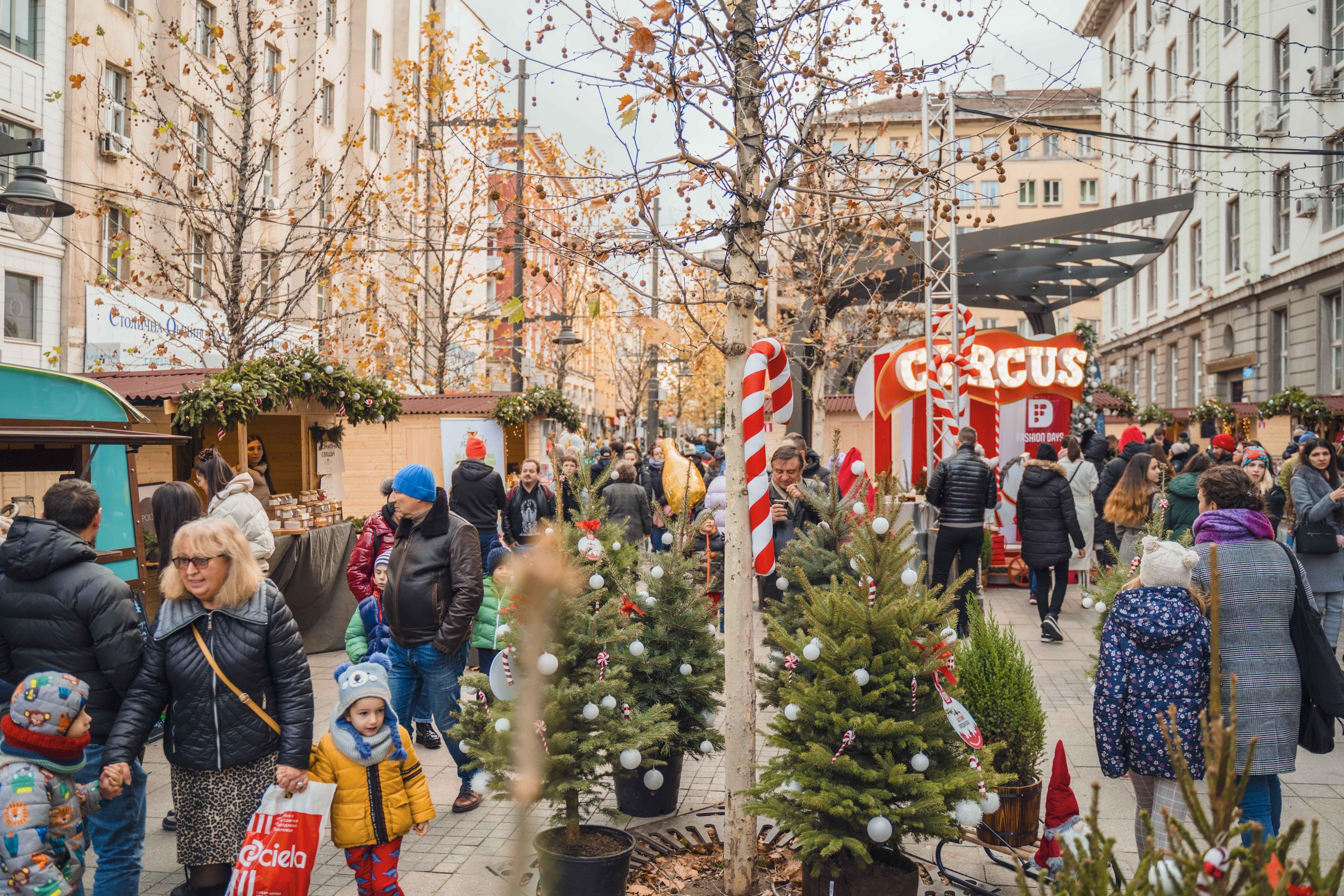Коледен парк София събра хиляди на площад „Славейков“ (СНИМКИ)