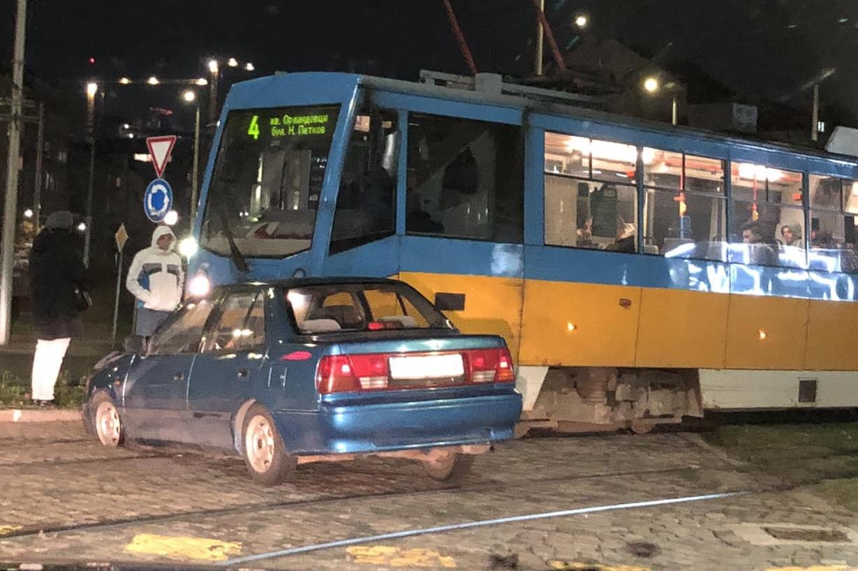Отново катастрофа между лека кола и трамвай в София, този път до Руски паме
