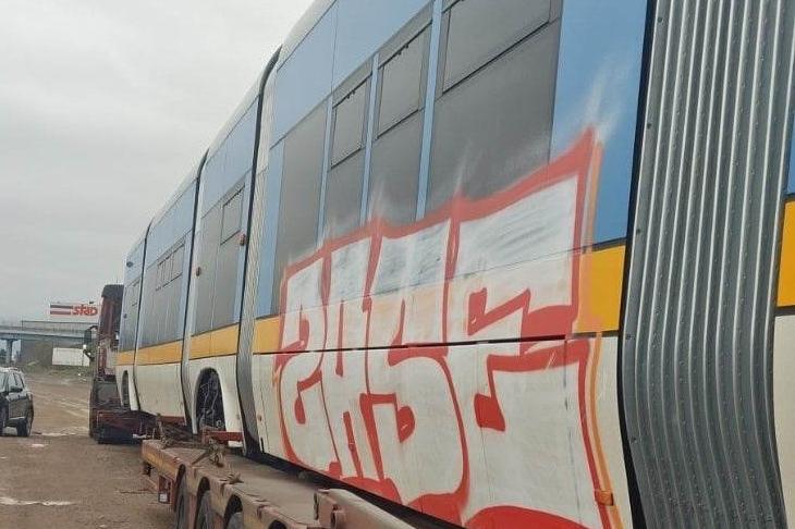 Вандалщина в Казичене: Издраскаха новопристигнали чисто нови трамваи на пла