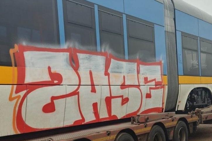 Вандалщина в Казичене: Издраскаха новопристигнали чисто нови трамваи на пла