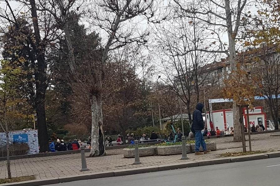 Опашка се изви пред ледения парк в София