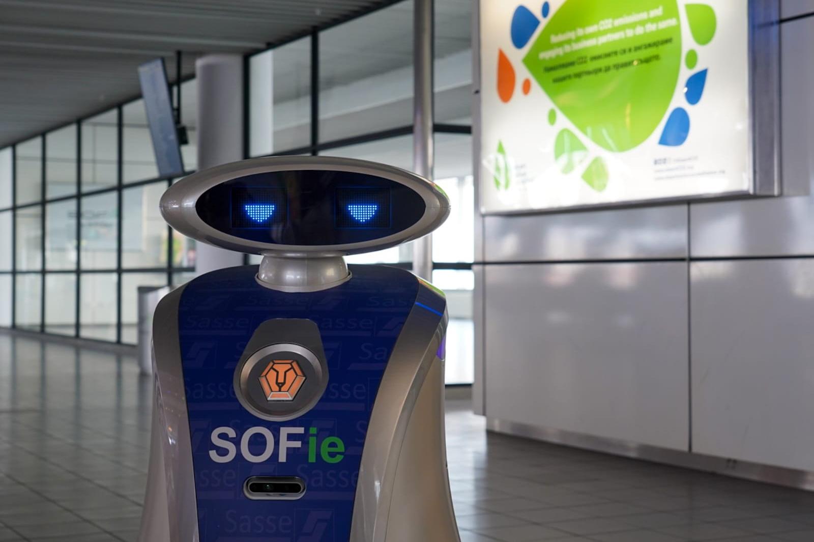 Добре дошла на SOFie - първият роботизиран асистент за почистване на летище