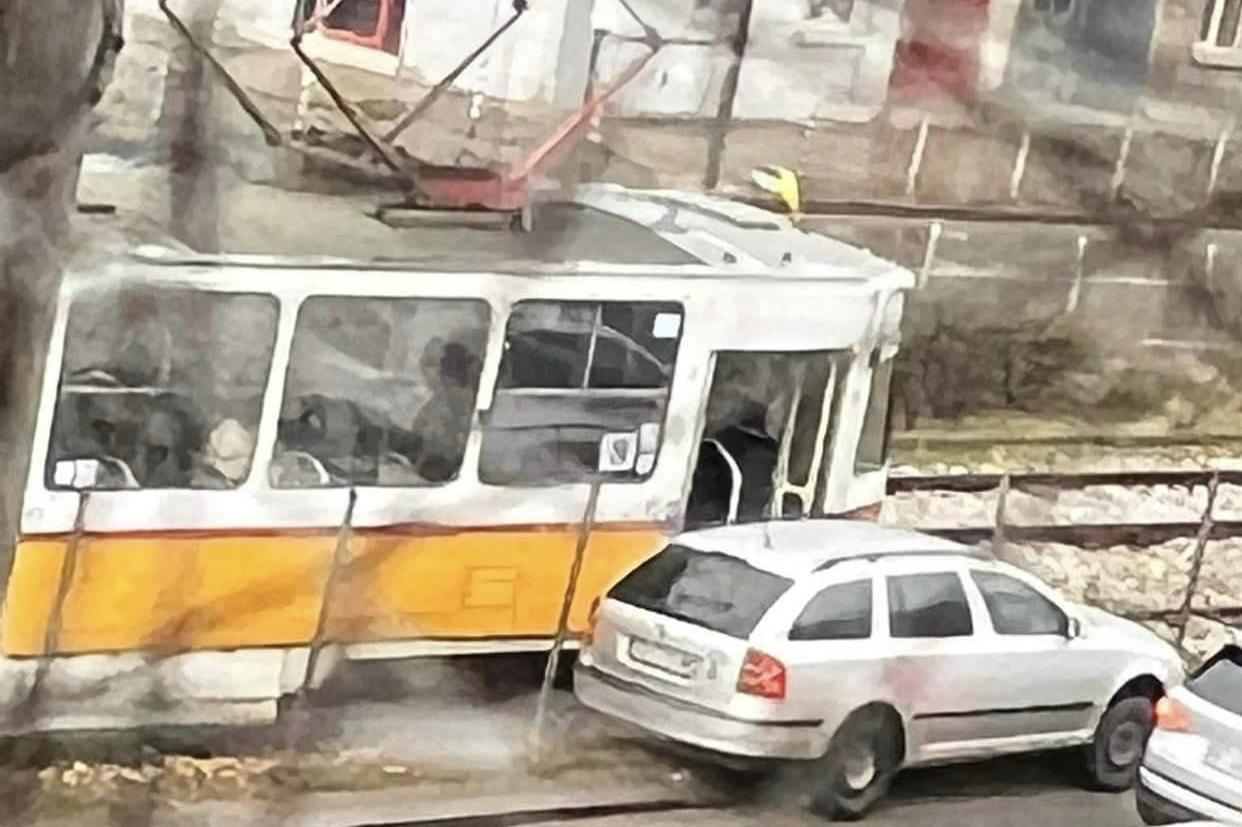 Кола се качи при трамвая на бул. Ситняково