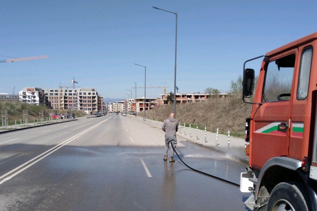 Чистят калните наноси по столичната ул. „Проф. Живко Сталев“